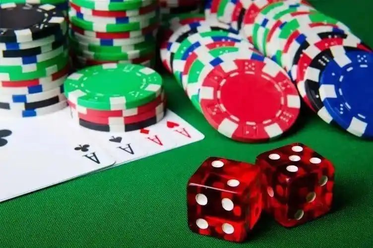 Antarmuka aplikasi cakrabola di perangkat Android menampilkan menu utama dengan permainan kasino langsung dan pasar olahraga
